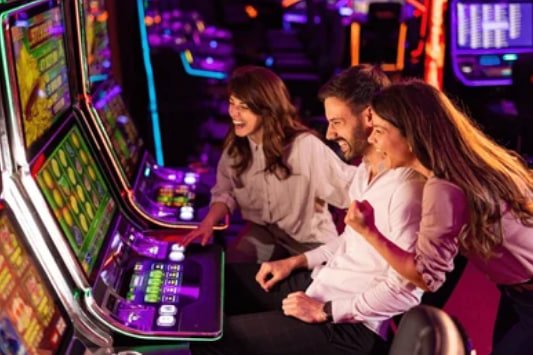 pkpk88 app မှ ဘောလုံးနှင့် Casino ဂိမ်းများ ကစားနေသောပုံ